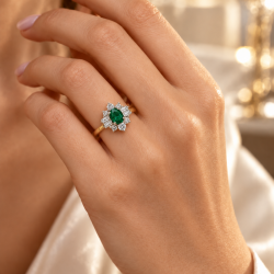 Pre Owned 18ct Emerald and Diamond Ring ZC123